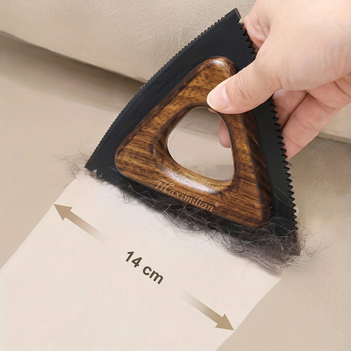 Démonstration d'efficacité de la brosse triangulaire en bois ramassant une grande quantité de poils sur un canapé, indiquant une largeur de brossage de 14 cm.