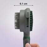 Vue de profil de la brosse autonettoyante montrant l'épaisseur de la tête de 6,1 cm et la longueur des picots métalliques fins pour un brossage en profondeur, fond neutre.