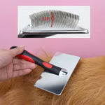 Détail technique d'une brosse carde montrant l'inclinaison des picots à 135 degrés pour un brossage efficace, avec une vue du dos en acier inoxydable sur le pelage d'un animal.