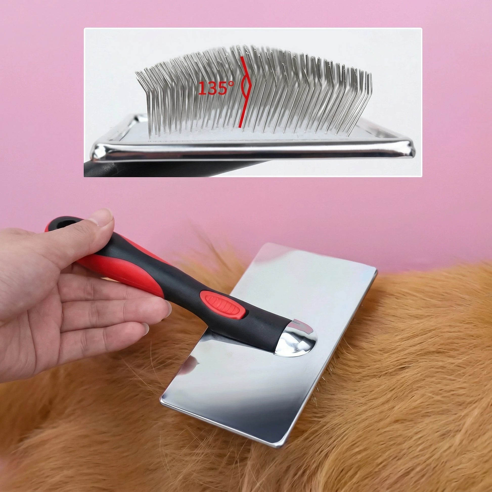 Détail technique d'une brosse carde montrant l'inclinaison des picots à 135 degrés pour un brossage efficace, avec une vue du dos en acier inoxydable sur le pelage d'un animal.