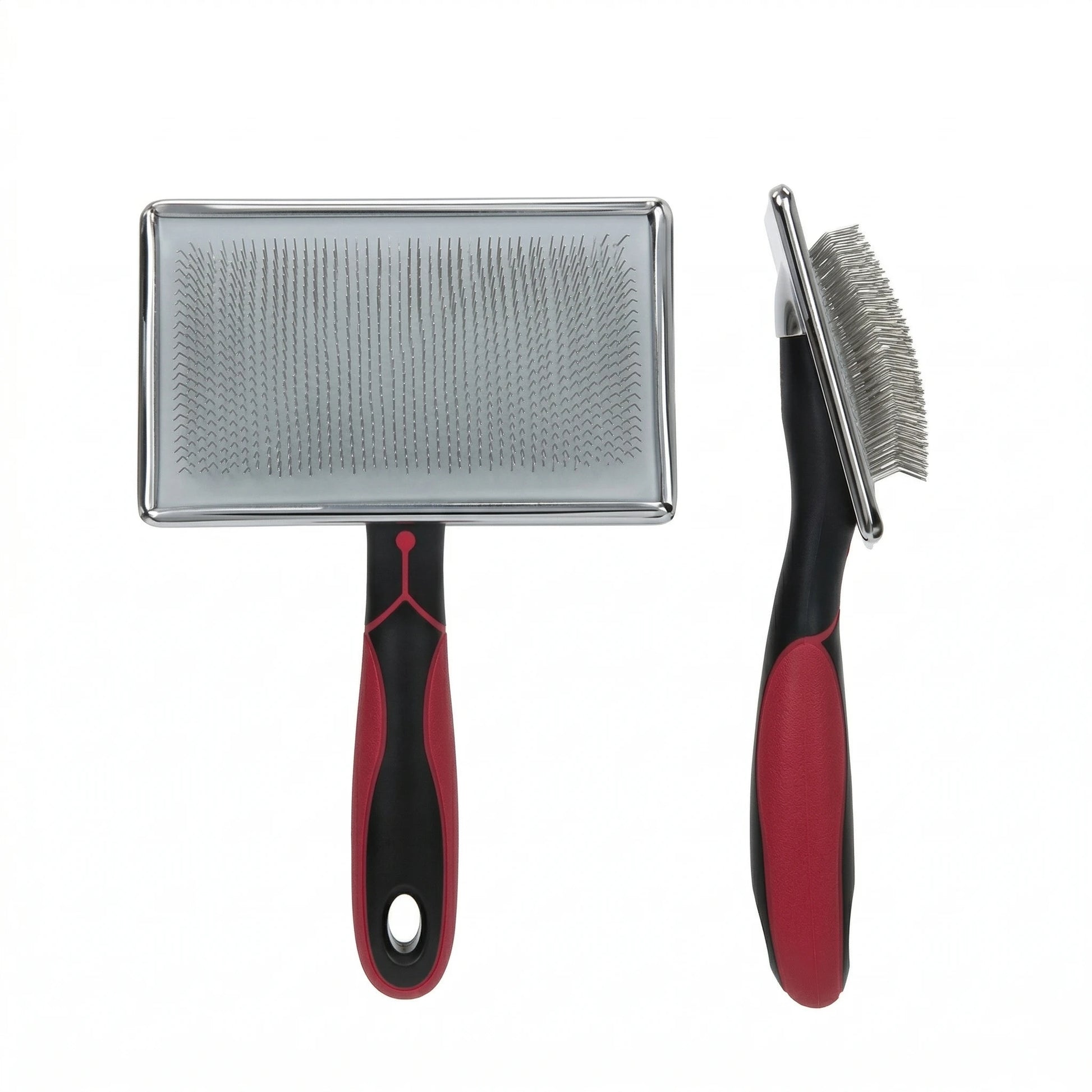 Double vue d'une brosse carde pour animaux montrant la tête à picots métalliques de face et la courbure ergonomique du manche rouge et noir de profil.
