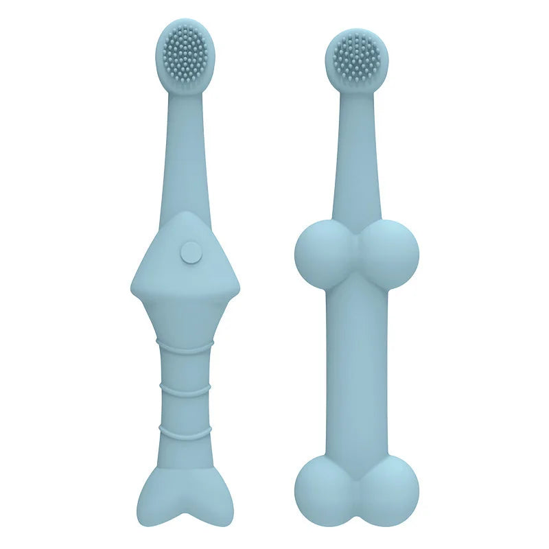 Main d'une personne utilisant délicatement une brosse à dents verte en silicone pour brosser les dents d'un chat tigré.
