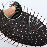 Gros plan sur les picots métalliques souples d’une brosse pour chien et chat montrant leur flexibilité et leur douceur sur la peau