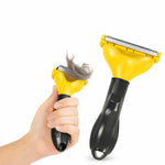Brosse anti-poils jaune pour chien avec poignée ergonomique montrant des poils retirés et système d’éjection facile pour un nettoyage rapide