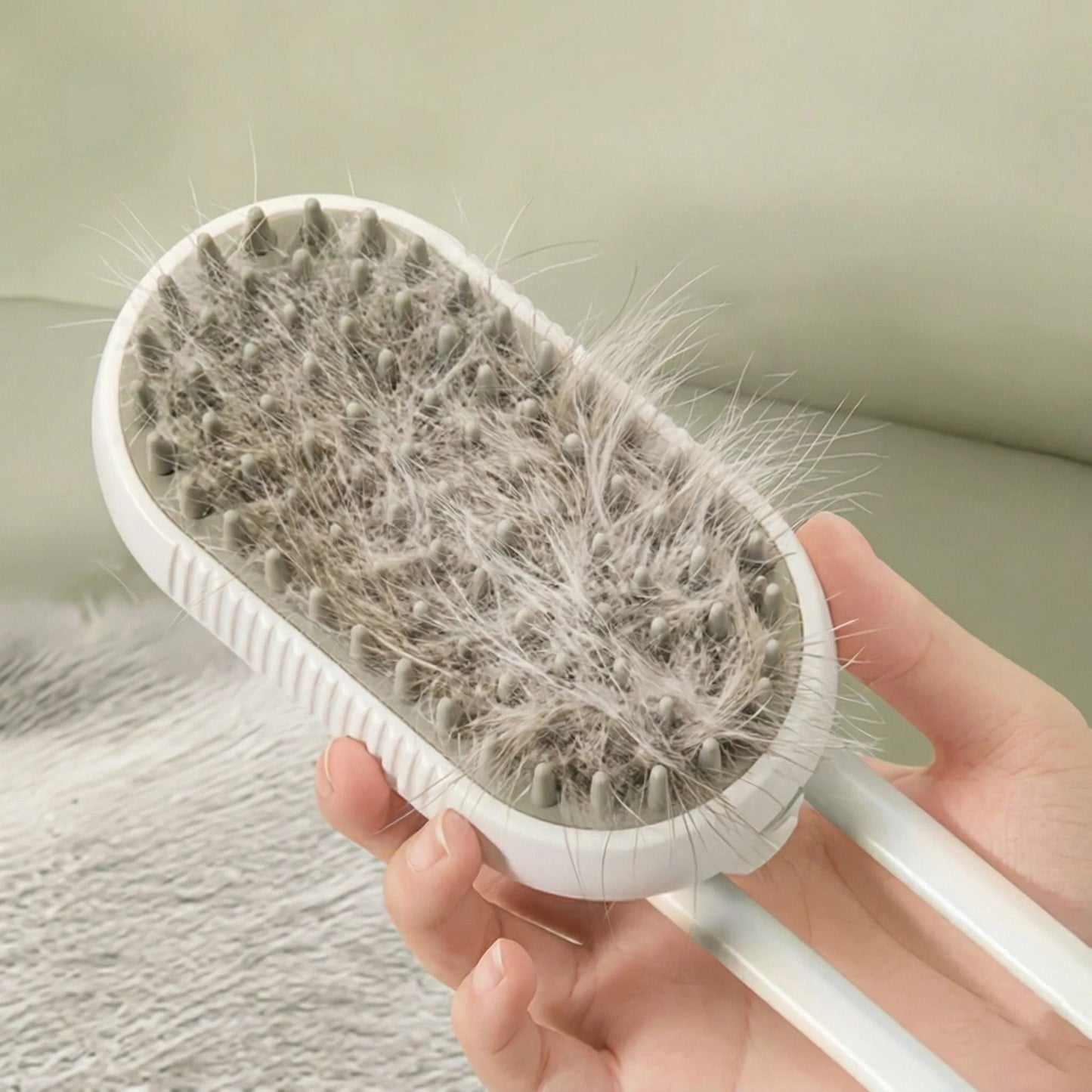 Brosse anti-poils pour animaux remplie de poils après utilisation, idéale pour retirer efficacement les poils morts du chien ou du chat