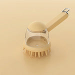 Brosse de lavage pour chien et chat couleur beige sable avec distributeur de shampoing intégré, design ergonomique sur fond sable.