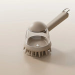 Brosse de lavage pour animaux couleur gris taupe avec réservoir transparent et picots massants en silicone, design épuré sur fond neutre.