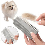Démonstration de l'efficacité d'une brosse en silicone grise montrant le retrait facile d'une touffe de poils collectée, avec un chien de type Spitz en arrière-plan.