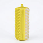 Brosse rectangulaire en silicone jaune vif avec picots souples blancs et jaunes sur différentes faces, idéale pour le brossage et le massage des animaux.