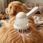 Utilisation d'une brosse de bain blanche en silicone sur le pelage d'un chien Golden Retriever, montrant la mousse du shampoing pénétrer en profondeur les poils.