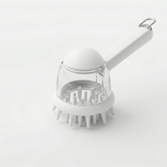 Brosse de lavage pour chien et chat en silicone blanc avec réservoir transparent pour le savon et manche ergonomique, vue sur fond blanc.