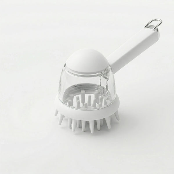 Brosse de lavage pour chien et chat en silicone blanc avec réservoir transparent pour le savon et manche ergonomique, vue sur fond blanc.