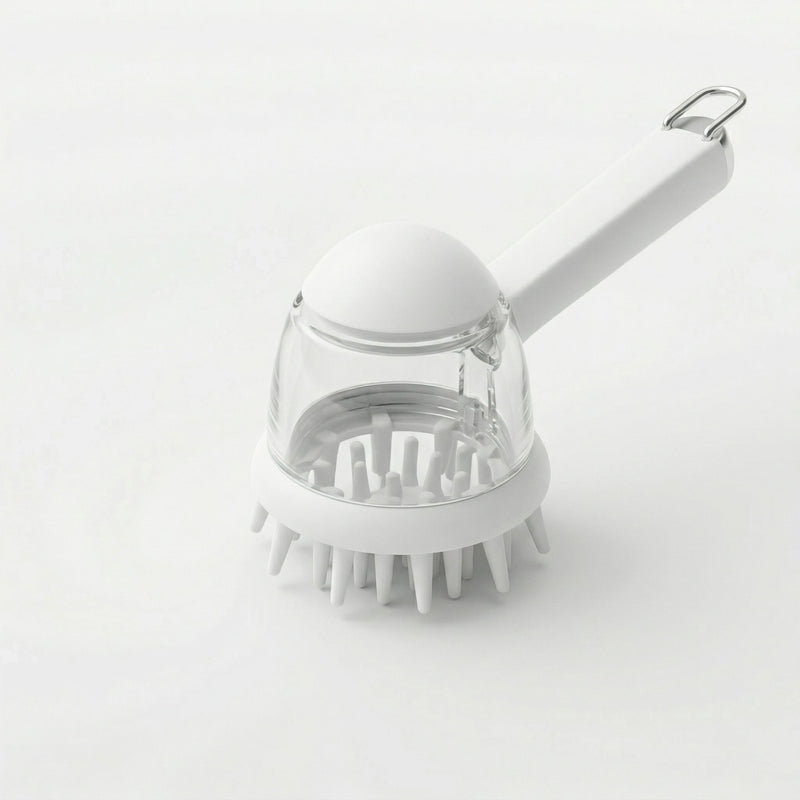 Brosse de lavage pour chien et chat en silicone blanc avec réservoir transparent pour le savon et manche ergonomique, vue sur fond blanc.