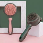 Comparaison des brosses autonettoyantes rose et verte : la brosse rose montre les picots rétractés pour un nettoyage facile, tandis que la brosse verte montre les picots sortis pour le toilettage.