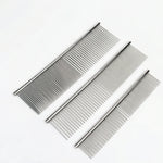 Ensemble de trois peignes professionnels pour animaux en acier inoxydable gris, présentant des dents serrées et larges pour le démêlage et la finition, sur fond blanc.
