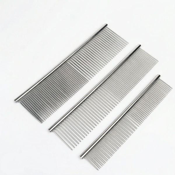 Ensemble de trois peignes professionnels pour animaux en acier inoxydable gris, présentant des dents serrées et larges pour le démêlage et la finition, sur fond blanc.