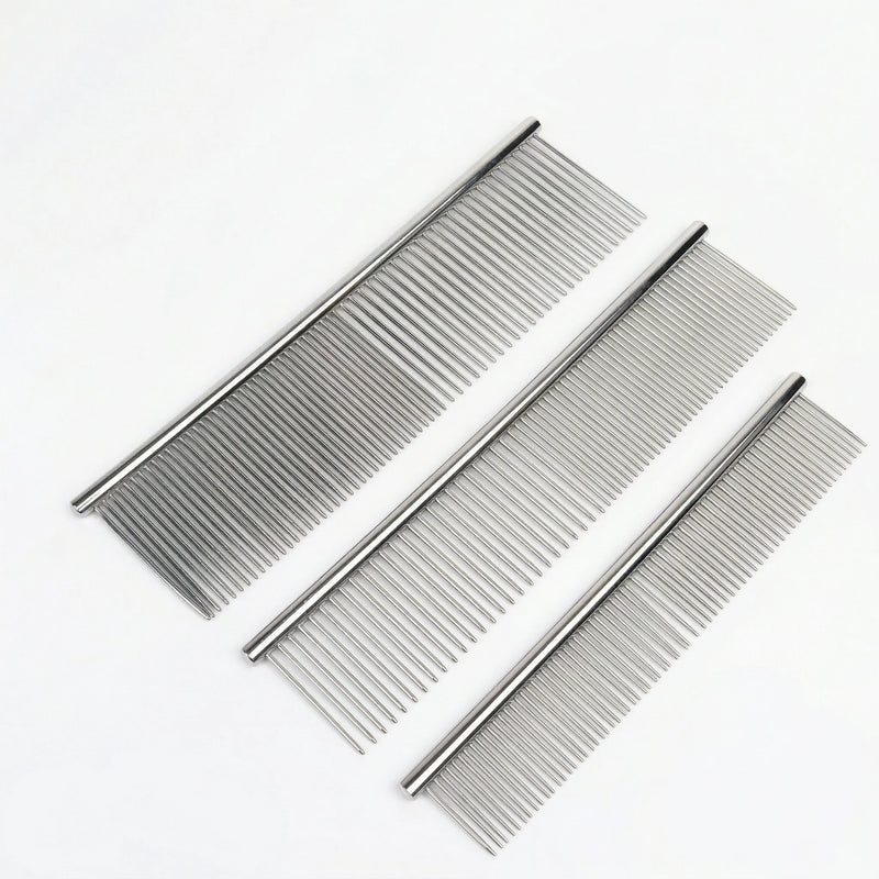 Ensemble de trois peignes professionnels pour animaux en acier inoxydable gris, présentant des dents serrées et larges pour le démêlage et la finition, sur fond blanc.