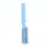 Peigne de toilettage bleu ciel avec une section effileuse équipée de lames interchangeables pour entretenir le pelage des animaux.