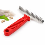 Peigne pour chien avec dents longues en acier et manche rouge pour enlever le sous-poil et démêler efficacement
