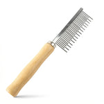 Peigne pour animaux avec une rangée de dents en métal alternant entre courtes et longues, manche en bois ergonomique, conçu pour démêler en profondeur et lisser simultanément, fond blanc.