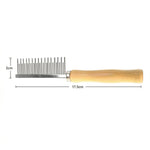 Schéma des dimensions du peigne à dents fines pour animaux : longueur totale de 17,5cm et hauteur des dents en acier de 2cm, manche en bois inclus, fond blanc.