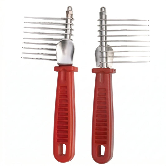 Paire de peignes démêleurs râteaux pour animaux avec dents longues en métal et manches ergonomiques rouges, idéal pour retirer les nœuds et le sous-poil, fond blanc.