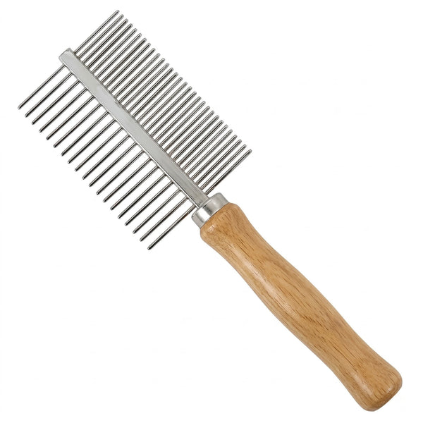 Peigne de toilettage pour chien et chat avec double rangée de dents en métal et manche en bois naturel, idéal pour le démêlage du sous-poil, fond blanc.