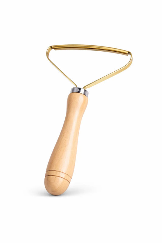 Brosse anti bouloches avec manche en bois et lame métallique pour enlever efficacement peluches et poils sur textiles