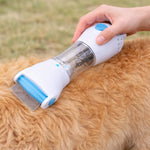 Brosse anti puce électrique utilisée sur le pelage d’un chien pour aspirer les parasites et nettoyer efficacement les poils en douceur