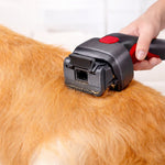 Brosse aspirateur pour chien en train de retirer les poils sur pelage avec système autonettoyant compatible Dyson