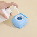Brosse en silicone pour chien avec réservoir de shampoing intégré permettant de distribuer le produit facilement lors du lavage et du toilettage