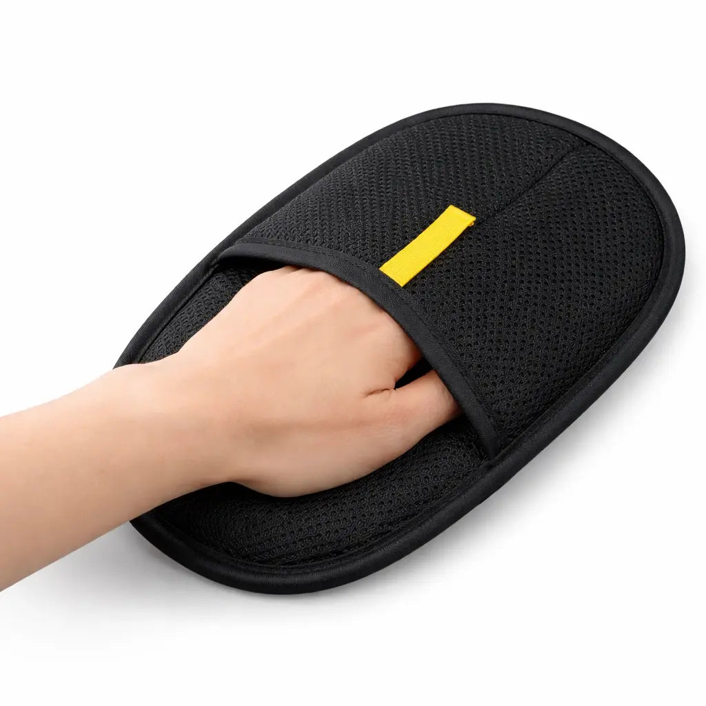 Gant attrape poils pour chien et chat avec surface textile réutilisable permettant d’enlever facilement les poils sur vêtements, canapé et tapis