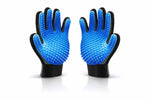 Paire de gants attrape poils en silicone pour animaux avec picots bleus permettant de retirer efficacement les poils sur textiles et pelage
