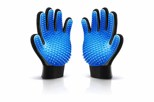 Paire de gants attrape poils en silicone pour animaux avec picots bleus permettant de retirer efficacement les poils sur textiles et pelage