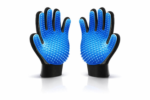 Paire de gants attrape poils en silicone pour animaux avec picots bleus permettant de retirer efficacement les poils sur textiles et pelage