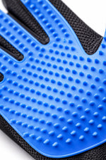 Gros plan gant anti poils en silicone avec picots souples bleus pour enlever efficacement les poils d’animaux et masser le pelage